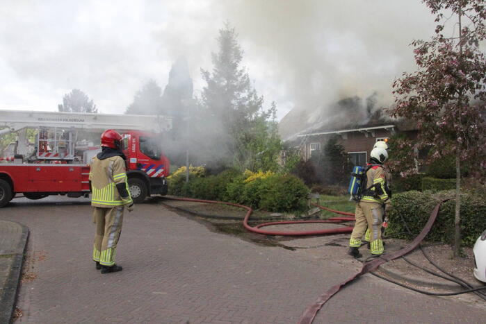 Grote brand in woning met rieten dak