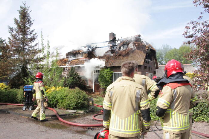 Grote brand in woning met rieten dak