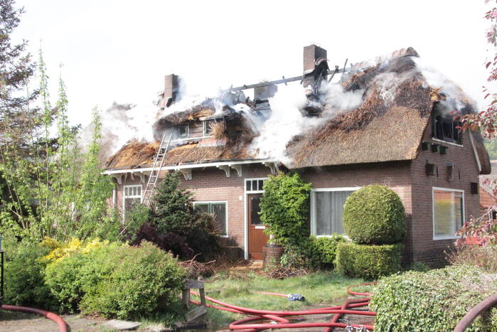Grote brand in woning met rieten dak