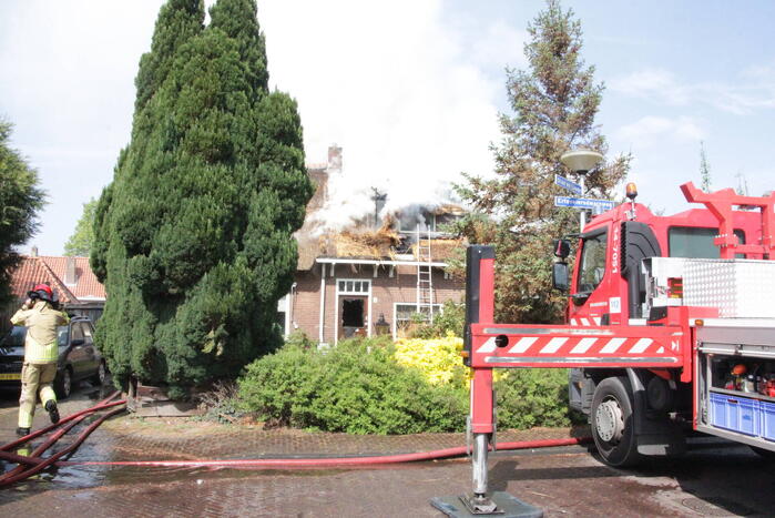 Grote brand in woning met rieten dak