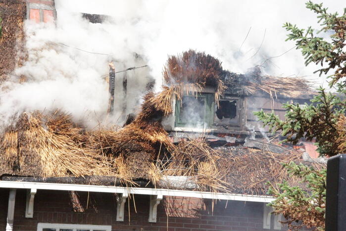 Grote brand in woning met rieten dak