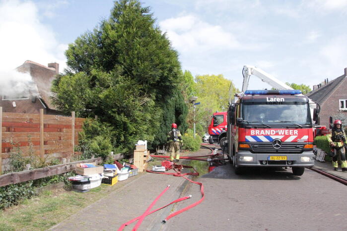 Grote brand in woning met rieten dak