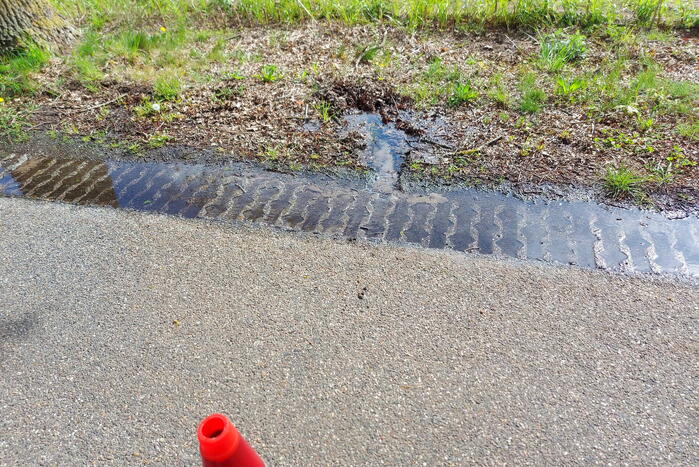 Weg deels afgesloten na leidingbreuk
