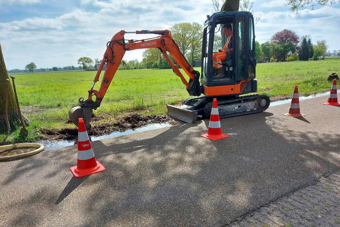Weg deels afgesloten na leidingbreuk