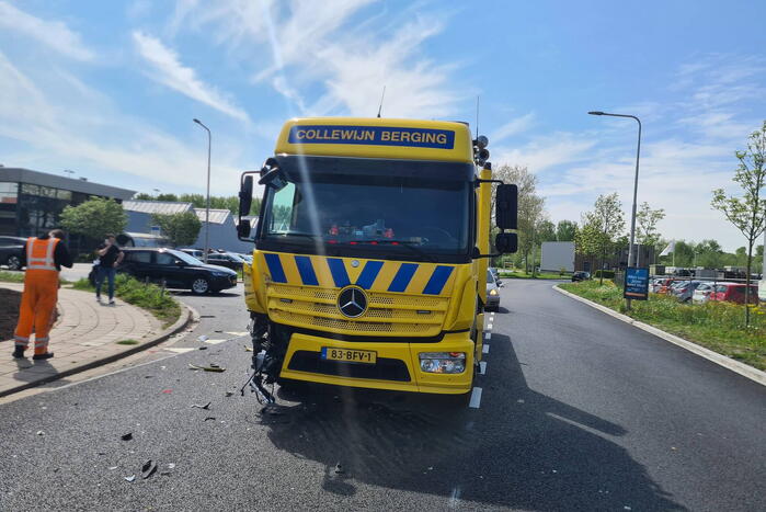 Berging vrachtwagen en personenauto botsen op kruising
