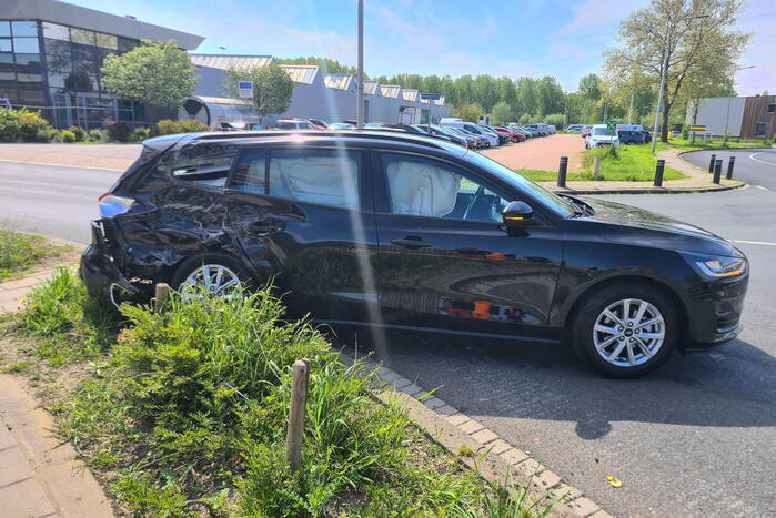 Berging vrachtwagen en personenauto botsen op kruising