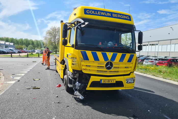 Berging vrachtwagen en personenauto botsen op kruising