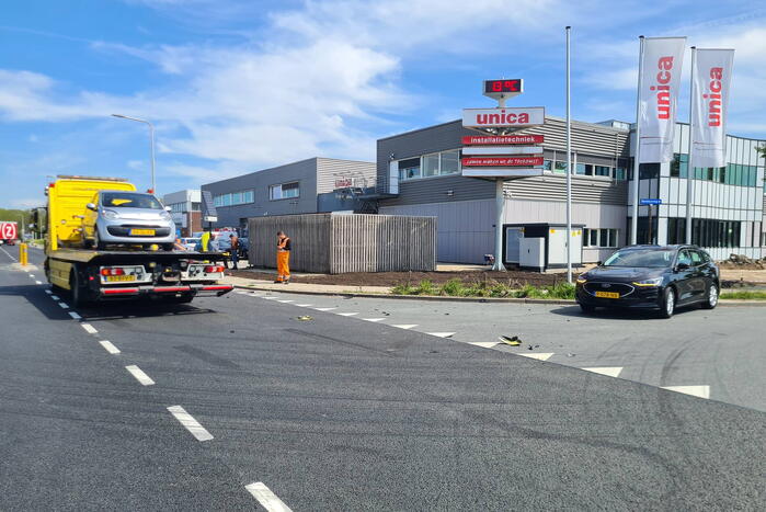 Berging vrachtwagen en personenauto botsen op kruising