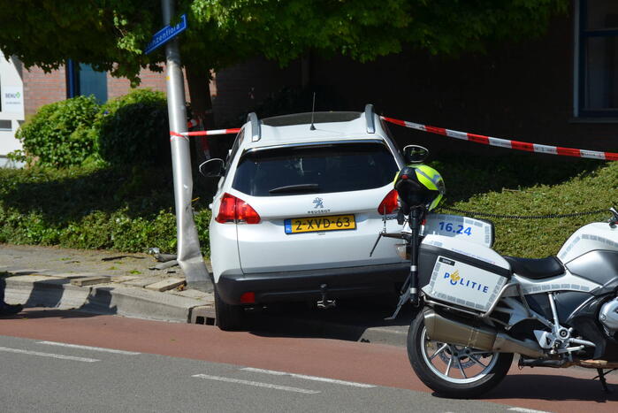 Automobilist botst op lantaarnpaal