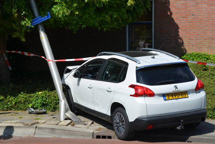 Automobilist botst op lantaarnpaal