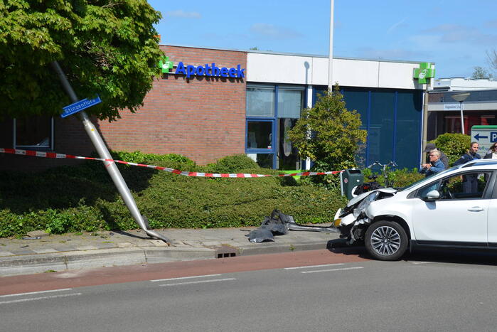 Automobilist botst op lantaarnpaal