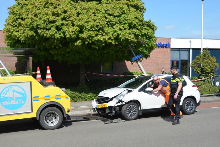Automobilist botst op lantaarnpaal