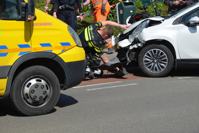 Automobilist botst op lantaarnpaal