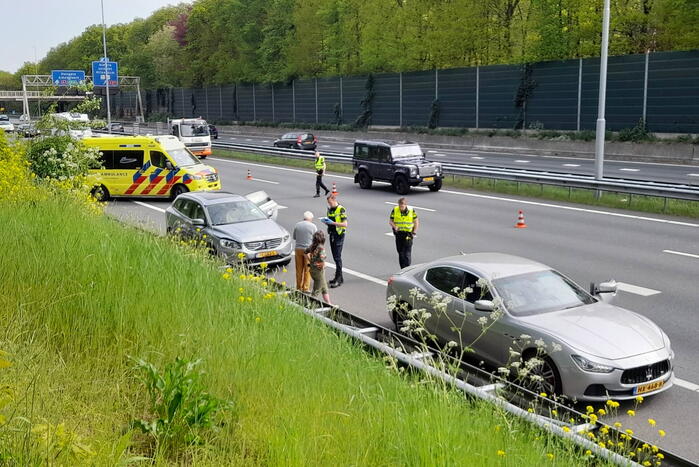 Maserati raakt beschadigd bij kop-staart aanrijding