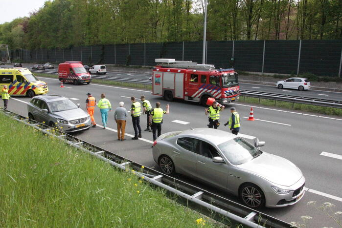 Maserati raakt beschadigd bij kop-staart aanrijding