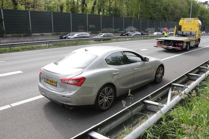 Maserati raakt beschadigd bij kop-staart aanrijding