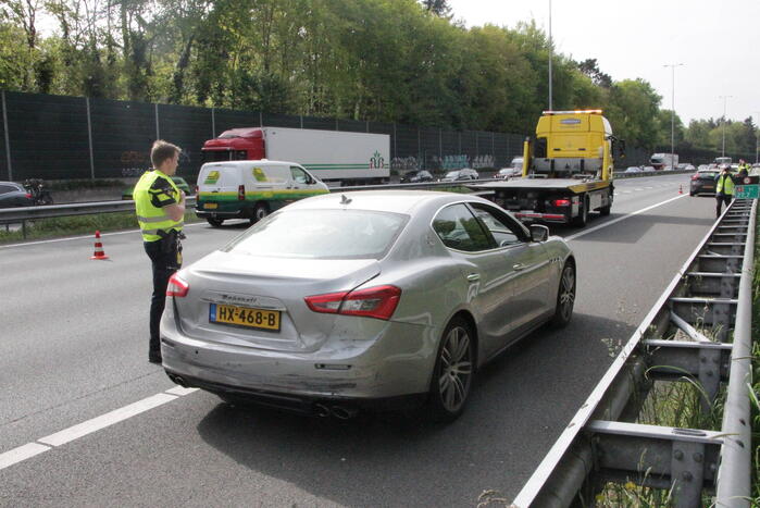 Maserati raakt beschadigd bij kop-staart aanrijding