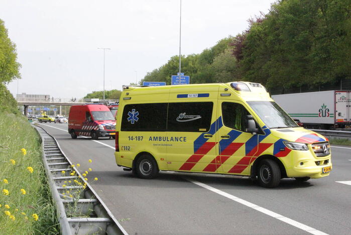 Maserati raakt beschadigd bij kop-staart aanrijding