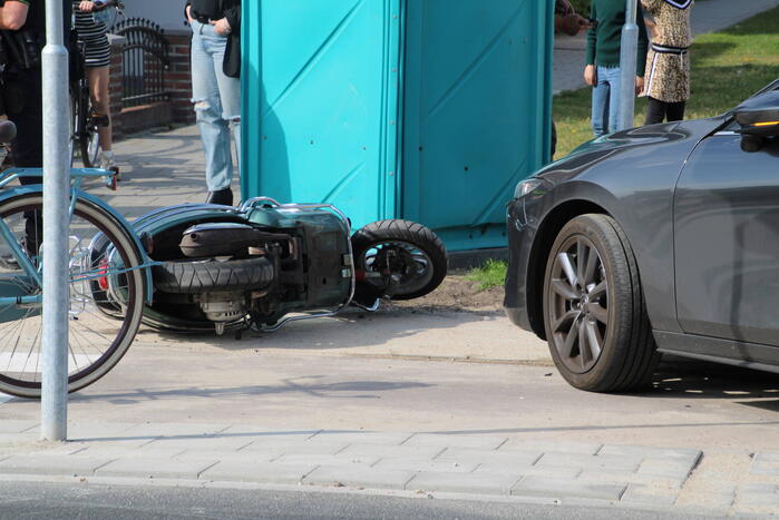 Scooterrijder gewond bij botsing met personenauto