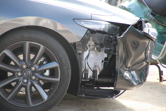 Scooterrijder gewond bij botsing met personenauto