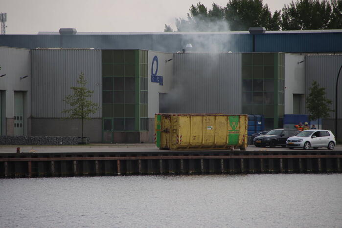 Brand in loods met papier