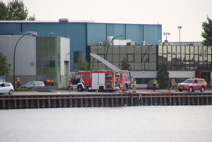 Brand in loods met papier