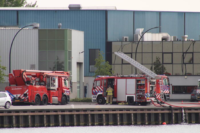 Brand in loods met papier