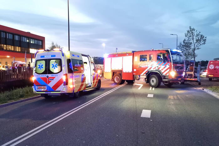 Omstanders houden auto boven water na ongeval, bestuurder overleden