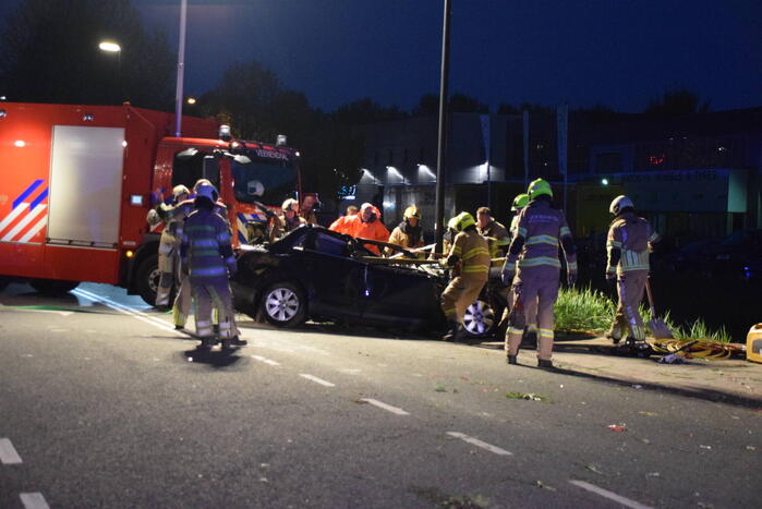 Omstanders houden auto boven water na ongeval, bestuurder overleden