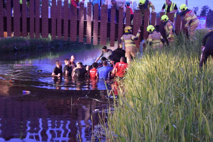 Omstanders houden auto boven water na ongeval, bestuurder overleden