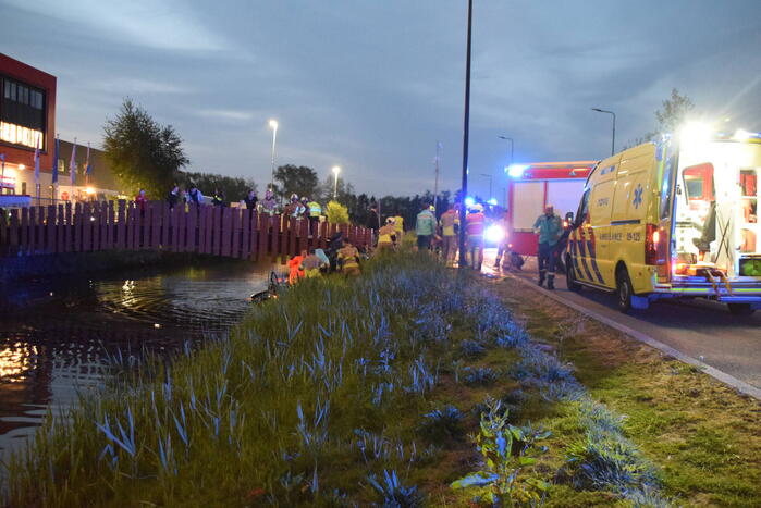 Omstanders houden auto boven water na ongeval, bestuurder overleden