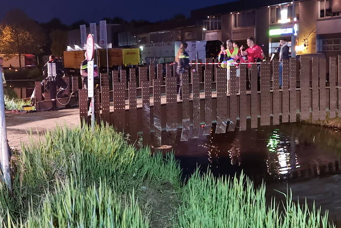 Omstanders houden auto boven water na ongeval, bestuurder overleden
