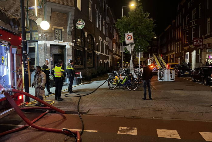 Hulpdiensten bestrijden brand in cafe
