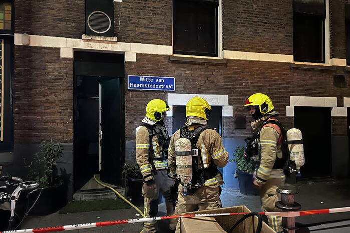 Hulpdiensten bestrijden brand in cafe