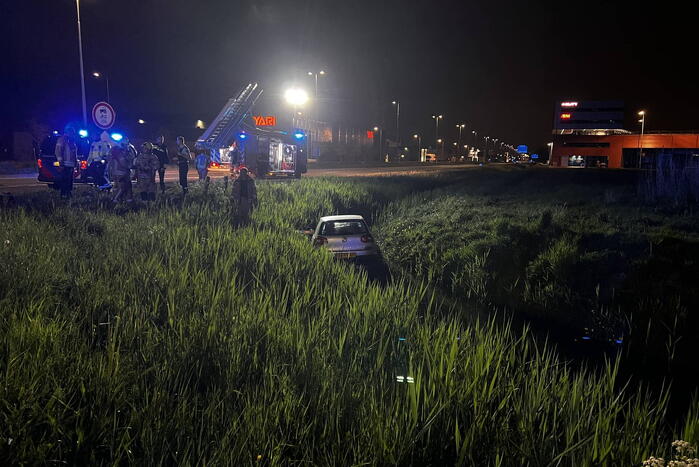 Brandweer redt persoon in voertuig uit sloot