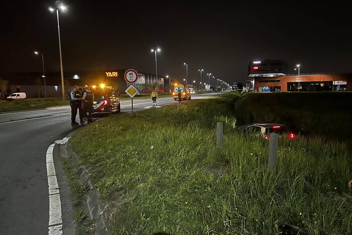 Brandweer redt persoon in voertuig uit sloot