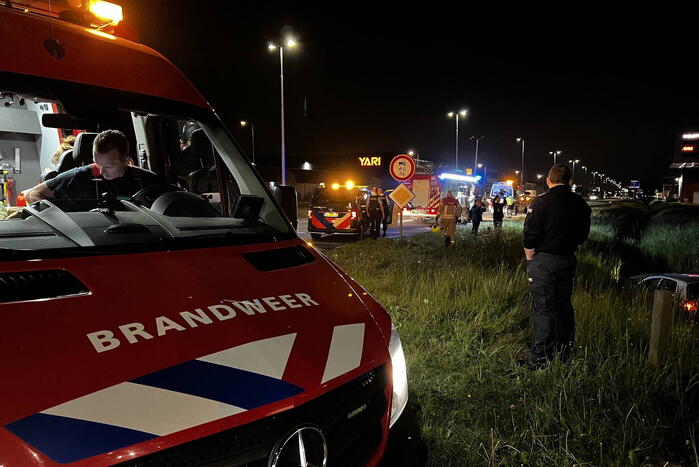 Brandweer redt persoon in voertuig uit sloot