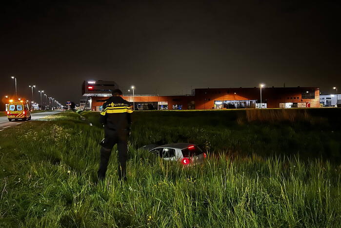 Brandweer redt persoon in voertuig uit sloot