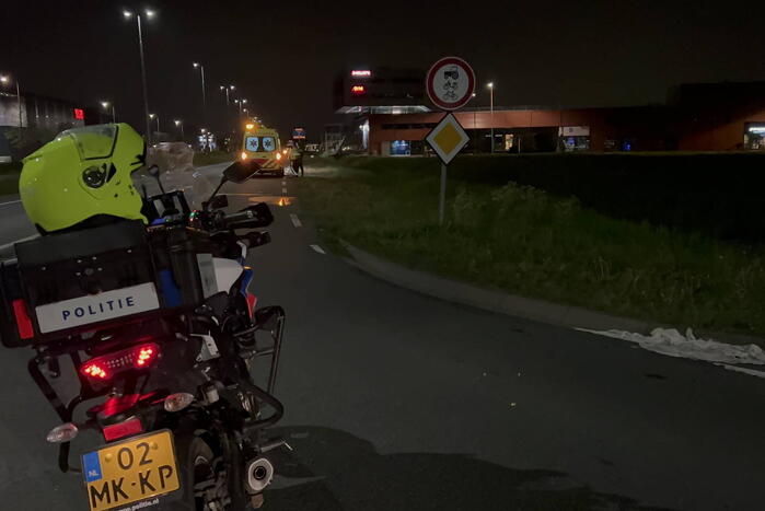 Brandweer redt persoon in voertuig uit sloot