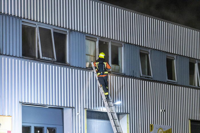 Grote uitslaande brand in wasserette