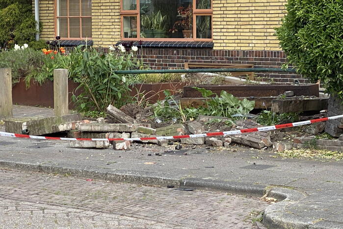 Minderjarige bestuurt personenauto en belandt in voortuin