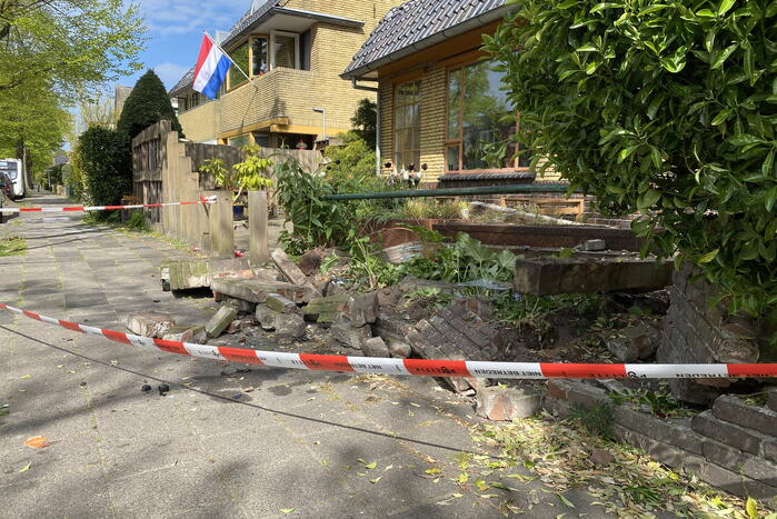 Minderjarige bestuurt personenauto en belandt in voortuin