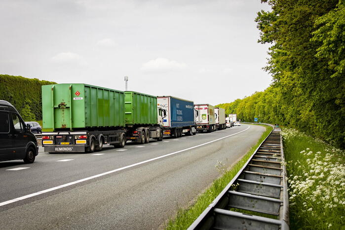 Rijstrook afgesloten door ongeval op snelweg