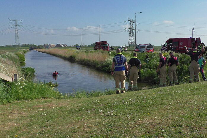 Brandweerduikers doen onderzoek in water na aangetroffen fiets