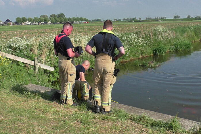 Brandweerduikers doen onderzoek in water na aangetroffen fiets