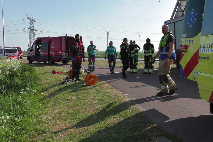 Brandweerduikers doen onderzoek in water na aangetroffen fiets