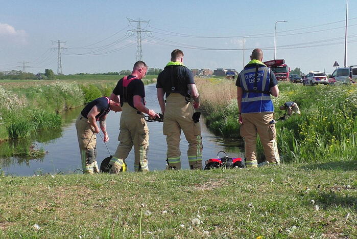 Brandweerduikers doen onderzoek in water na aangetroffen fiets