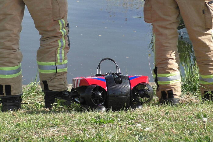 Brandweerduikers doen onderzoek in water na aangetroffen fiets