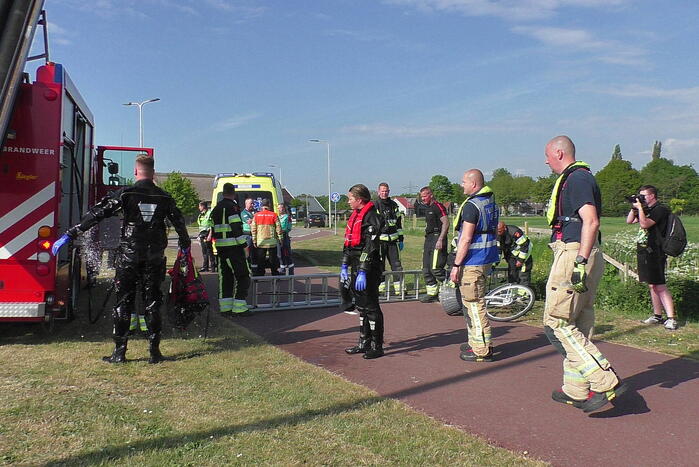 Brandweerduikers doen onderzoek in water na aangetroffen fiets