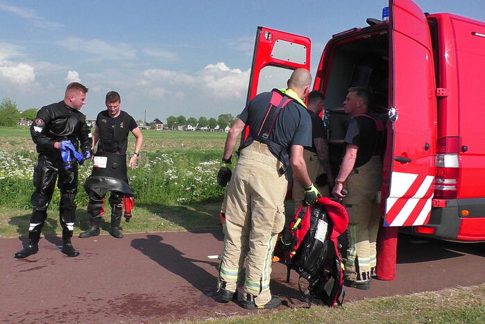 Brandweerduikers doen onderzoek in water na aangetroffen fiets